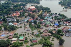 Cảnh ngập lụt tại tỉnh Ayutthaya, phía Bắc Thủ đô Bangkok hồi tháng 10/2010. (Ảnh: AFP/TTXVN)