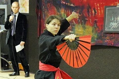 Võ sư Pháp biểu diễn võ cổ truyền Việt Nam. (Ảnh: Trọng Tuyên/Vietnam+)