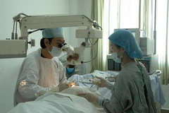 Các bác sỹ Việt Nam phẫu thuật thay thủy tinh thể cho bệnh nhân nghèo Campuchia. (Ảnh: Chí Hùng/Vietnam+)