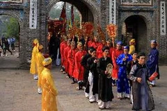 Lễ rước kiệu vào đền thờ An Dương Vương. (Ảnh: Nhật Anh/Vietnam+)