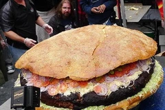 Một chiếc hamburger khổng lồ nặng 267,6kg do các đầu bếp làm năm 2010 tại Nhật Bản. Ảnh minh họa. (Nguồn: Google)
