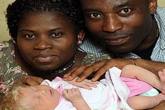 Cặp vợ chồng da đen và cô con gái da trắng, tóc vàng. (Nguồn: The Sun)