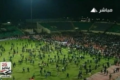 Toàn cảnh cuộc đụng độ trên sân cỏ ngày 1/2. (Nguồn: Reuters)