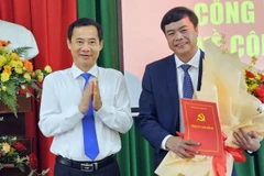 Quyền Bí thư Tỉnh ủy Lâm Đồng Nguyễn Thái Học (trái) trao quyết định cho tân Bí thư Thành ủy Đà Lạt Đặng Đức Hiệp. (Ảnh: TTXVN phát)