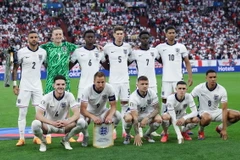 Đội hình tuyển Anh trong trận ra quân Vòng chung kết EURO 2024 bảng C gặp Serbia. (Ảnh: THX/TTXVN)