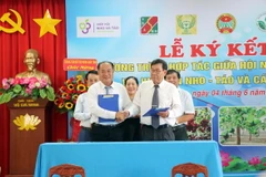 Hội Nông dân tỉnh và Hiệp hội Nho - Táo Ninh Thuận ký kết hợp tác tuyên truyền quy chế quản lý, sử dụng, chỉ dẫn địa lý cho sản phẩm nho, táo. (Ảnh: Công Thử/TTXVN)