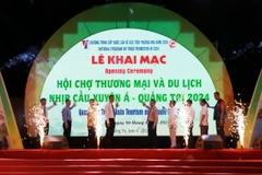 Các đại biểu thực hiện nghi thức Khai mạc Hội chợ Thương mại và Du lịch - Nhịp cầu Xuyên Á - Quảng Trị năm 2024. (Ảnh: Nguyên Lý/TTXVN)