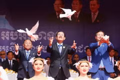 Ban lãnh đạo CPP thực hiện nghi thức thả chim bồ câu, thể hiện thông điệp về khát vọng hòa bình. (Ảnh: Quang Anh/TTXVN)