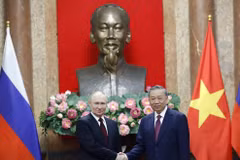 Chủ tịch nước Tô Lâm và Tổng thống Liên bang Nga Vladimir Putin chụp ảnh chung. (Ảnh: Nhan Sáng/TTXVN)