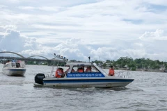 Lãnh đạo thành phố Cần Thơ đi canô khảo sát tuyến đường thủy trên sông Cần Thơ, khu vực quận Ninh Kiều. (Ảnh: Thanh Liêm/TTXVN)