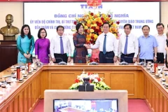 Trưởng Ban Tuyên giáo Trung ương Nguyễn Trọng Nghĩa tặng hoa chúc mừng TTXVN nhân kỷ niệm 99 năm Ngày Báo chí cách mạng Việt Nam. (Ảnh: Minh Đức/TTXVN)