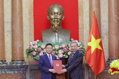 Chủ tịch nước Tô Lâm trao Quyết định bổ nhiệm cho Phó Thủ tướng Lê Thành Long. (Ảnh: Nhan Sáng/TTXVN)