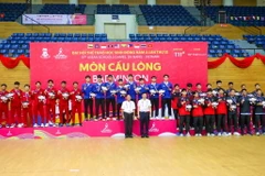 Ban Tổ chức trao huy chương cho các đội cầu lông đoạt giải ở nội dung đồng đội nam. (Ảnh: Trần Lê Lâm/TTXVN)
