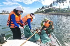 Đồn Biên phòng Nhật Lệ cũng hỗ trợ 1 canô và huy động 2 tàu thuyền của người dân địa phương cùng tham gia hoạt động vớt rác trên sông Nhật Lệ. (Ảnh: Võ Dung/TTXVN)