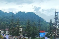 500 người đồng diễn Yoga trong sương tại Sa Pa