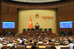 Quốc hội biểu quyết thông qua Nghị quyết về Chương trình giám sát của Quốc hội năm 2025. (Ảnh: An Đăng/TTXVN)
