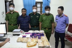 Đối tượng Xayyasone Xay (sinh năm 1990), trú tại Làng Saychalon, huyện Viêng Thong, tỉnh Borikhamxay, Lào cùng tang vật vụ án tại cơ quan điều tra. (Ảnh: TTXVN phát)