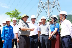 Thủ tướng Phạm Minh Chính kiểm tra thi công đường dây 500kV mạch 3 Quảng Trạch-Phố Nối, đoạn qua xã Quảng Đông, huyện Quảng Trạch. (Ảnh: Dương Giang/TTXVN)