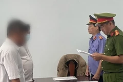 Cơ quan điều tra tống đạt quyết định lệnh bắt tạm giam đối với bị can Nguyễn Văn Thắng. (Ảnh: TTXVN phát)