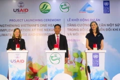 Nghi thức bấm nút khởi động Dự án. (Ảnh: Ánh Tuyết/TTXVN)