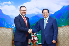 Thủ tướng Phạm Minh Chính tiếp Bộ trưởng Ngoại giao Cộng hòa Bolivar Venezuela Yvan Gil Pinto. (Ảnh: Dương Giang/TTXVN)