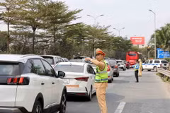 Lực lượng Cảnh sát giao thông phân luồng phương tiện đi lại tại nút giao cao tốc Pháp Vân. (Ảnh: Hoài Nam/Vietnam+)