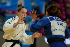 Vận động viên Hoàng Thị Tình của Việt Nam (phải) trong trận đấu gặp võ sỹ Gilly Coralie của Pháp. (Ảnh: TTXVN phát)