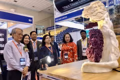 Nhiều đơn vị giới thiệu sản phẩm đá quý được chế tác độc đáo tại triển lãm. (Ảnh: Mỹ Phương/TTXVN)