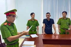 Cơ quan Cảnh sát Điều tra Công an tỉnh Bạc Liêu tống đạt quyết định khởi tố, bắt bị tạm giam bị can Lê Trọng Bằng. (Ảnh: Trọng Nguyễn/TTXVN)