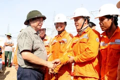 Thủ tướng Phạm Minh Chính động viên công nhân thi công Dự án Trạm biến áp 500 kV Thanh Hóa tại xã Thiệu Phúc, huyện Thiệu Hóa, tỉnh Thanh Hóa. (Ảnh: Dương Giang/TTXVN)