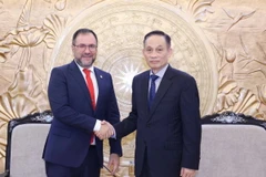 Trưởng Ban Đối ngoại Trung ương Lê Hoài Trung tiếp Bộ trưởng Ngoại giao Venezuela Yván Gil Pinto. (Ảnh: Phương Hoa/TTXVN)