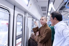 Các đại biểu Đoàn Mặt trận Tổ quốc Việt Nam Thành phố Hồ Chí Minh trải nghiệm chạy thử tuyến Metro số 1 (Bến Thành- Suối Tiên).(Ảnh: Xuân Khu/TTXVN)