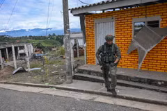 Cảnh sát gác tại thị trấn Morales, Cauca, Colombia, ngày 20/5/2024. (Ảnh: AFP/TTXVN)
