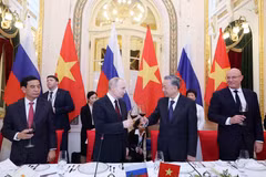 Chủ tịch nước Tô Lâm và Tổng thống Vladimir Putin cùng nâng ly chúc mừng. (Ảnh: Nhan Sáng/TTXVN)