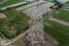 Lắp dựng cột trên địa bàn huyện Nga Sơn, Thanh Hóa tuyến đường dây 500kV Nhà máy nhiệt điện Nam Định 1-Thanh Hóa, tuyến đường dây đi qua địa bàn 3 tỉnh: Nam Định, Ninh Bình, Thanh Hóa. (Ảnh: Huy Hùng/TTXVN)