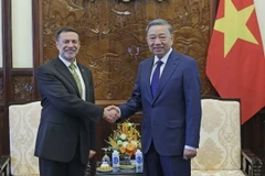 Chủ tịch nước Tô Lâm tiếp Đại sứ Australia tại Việt Nam Andrew Goledzinowski. (Ảnh: Nhan Sáng/TTXVN)