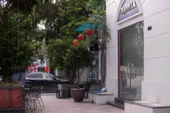 Lực lượng chức năng tiến hành khám xét nơi thường trú của đối tượng Nguyễn Sơn La tại lô PG3-01, khu Vincom Plaza Thái Bình. (Ảnh: TTXVN phát)