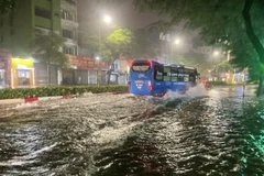 Ngập trên đường Nguyễn Văn Cừ, quận Long Biên. (Ảnh: An Đăng/TTXVN)