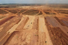 Việc san nền tại sân bay Long Thành được thực hiện trên diện tích hàng trăm ha. (Ảnh: Công Phong/TTXVN)