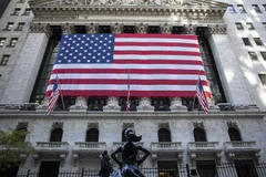 Quang cảnh bên ngoài sàn giao dịch chứng khoán New York (Mỹ). Ảnh: AFP/TTXVN