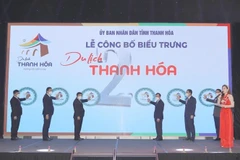 Các đại biểu thực hiện nghi thức ra mắt biểu trưng du lịch Thanh Hóa. (Ảnh: TTXVN)