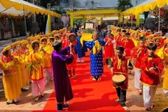 Nghinh rước Bằng chứng nhận Di sản văn hóa phi vật thể Quốc gia Lễ hội truyền thống xã Đại Đồng vào miếu Đồng Vệ. (Ảnh: Nguyễn Thảo/TTXVN)