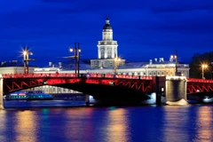 Cầu Cung điện bắc qua sông Neva ở Saint Petersburg (Nga) được thắp sáng bằng hai màu vàng và đỏ tượng trưng cho màu cờ của Việt Nam từ 17-20/52022. (Ảnh: Trần Hiếu/TTXVN)
