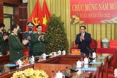 Thủ tướng Phạm Minh Chính đến thăm cán bộ, chiến sỹ Quân chủng Phòng không-Không quân. (Ảnh: Dương Giang/TTXVN)