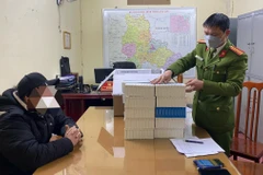 Đối tượng Nguyễn Mạnh Cường cùng tang vật tại Cơ quan Công an. (Nguồn: vov.vn)