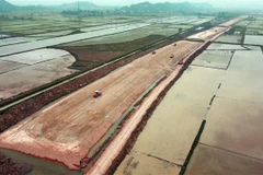 Công trường cao tốc Bắc-Nam phía Đông đoạn Nghi Sơn-Diễn Châu, những ngày giáp Tết Nguyên đán 2022. (Ảnh: Huy Hùng/TTXVN)