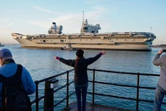 Người dân vẫy chào tàu sân bay HMS Prince of Wales của Hải quân Hoàng gia Anh, khi con tàu rời cảng Portsmouth ở Hampshire để gia nhập lực lượng phản ứng nhanh NATO. (Nguồn: dailymail.co.uk)