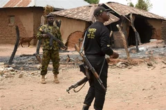 Nhân viên an ninh gác tại một ngôi làng sau vụ tấn công khủng bố ở Kukawa (Nigeria). (Ảnh: AFP/TTXVN)