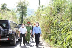 Ông Khuất Việt Hùng cùng đoàn công tác đến kiểm tra tại hiện trường vụ tai nạn. (Ảnh: Quang Thái/TTXVN)