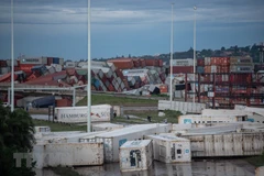 Container bị nước lũ cuốn trôi tại tỉnh KwaZulu-Natal (Nam Phi), ngày 13/4/2022. (Ảnh: THX/TTXVN)